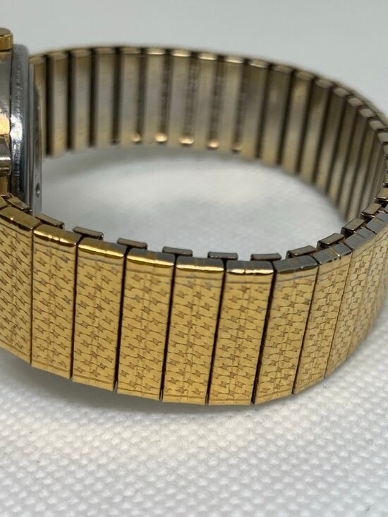 Vtg Collectible Moving Lionel train with sound Quartz Watch gold tone running main image 4